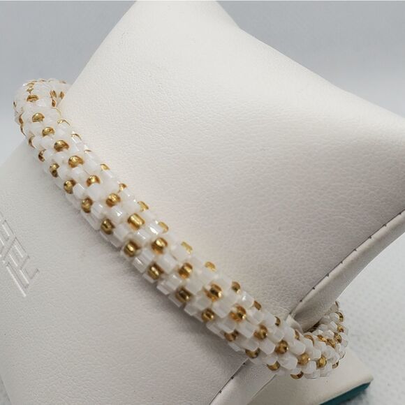 NWT 3 Strands White & Gold Colored Beaded Bracelet - Picture 3 of 5